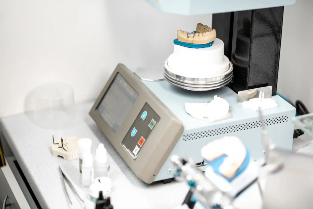 CAD/CAM-freesmachine in het tandtechnisch lab