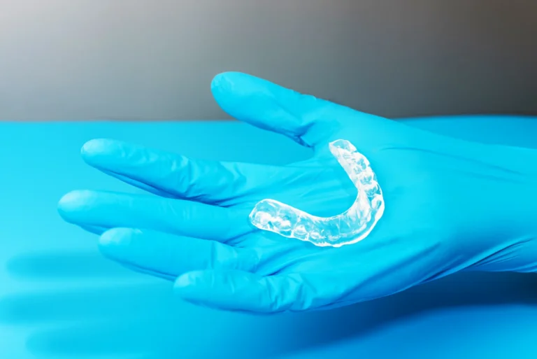 Transparante splint op een handschoen